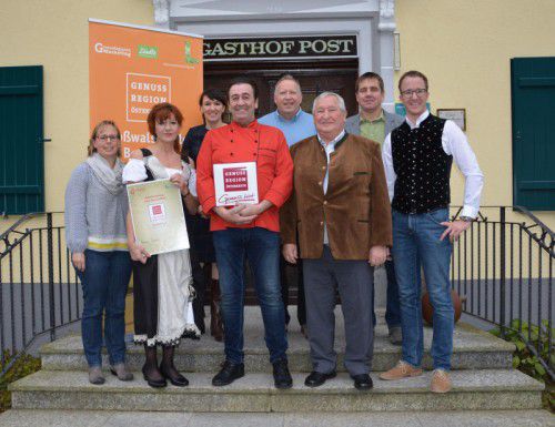 Francesca und Karlheinz Jung durften sich mit vielen Gratulanten über die Auszeichnung freuen. Foto: ARB