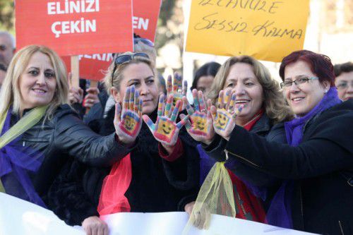 Frauen haben sich für eine Protestkundgebung vor dem türkischen Parlament ihre Hände bemalt. Foto: AFP