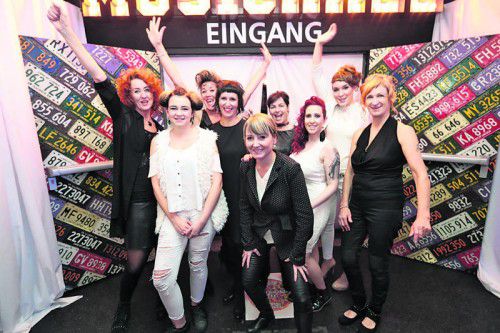 Friseurin Karoline Zaufl (M.) mit ihrem Team kurz vor Beginn der großen Show im Lünserseepark. Fotos: A. Meusburger