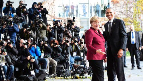 Gastgeberin Merkel begrüßt US-Präsident Obama. Dieser reiste am Nachmittag bereits weiter nach Lima. Foto: AFP