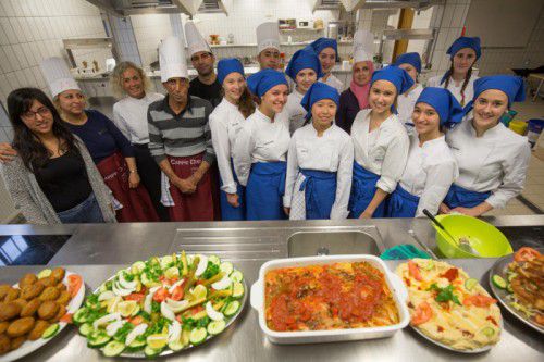 Gemeinsam mit syrischen Flüchtlingen wurde in der Riedenburg gekocht. Fotos: VN/hartinger