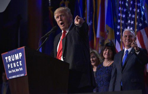 Gewohnt lautstark und gestenreich meldet sich Donald Trump nach erfolgreich geschlagener Wahl erstmals als designierter US-Präsident zu Wort. Foto: AFP