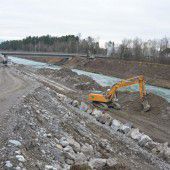 Bagger schaffen mehr Platz für Ill in Feldkirch
