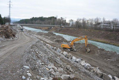 GPS-gesteuert werden die Sohlrampen erneuert und der Ill ein naturnahes Bett zurückgegeben.  Foto:doh