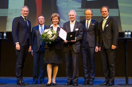 Gratulation zum Lebenswerk (v. l.) IV-Präsident Martin Ohneberg, WKV-Direktor Helmut Steurer, Heidi und Paul Senger-Weiss, VN-Herausgeber Eugen A. Russ und Heinz Senger-Weiss.