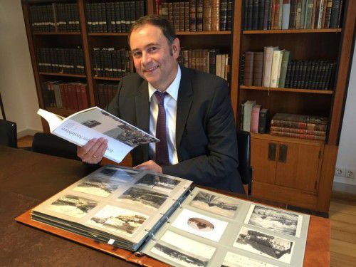 Harald Bösch hat aus Ordnern voller alter Bilder 125 für sein Buch ausgewählt. Foto: VN/Pes