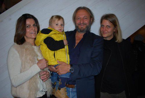 Heinz Rüscher mit Mariam, Tochter Yvonne (r.) und Enkel Anton.
