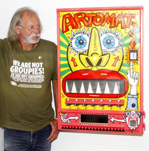 Helmut King mit einem seiner Kunstprodukte. Foto: MD