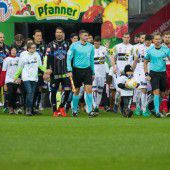 Hand in Hand mit den Fußballstars