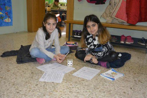 Hümeyra und Ceren in gemeinschaftlicher Arbeit an der Lustenauer Volksschule Rheindorf. Foto: eh