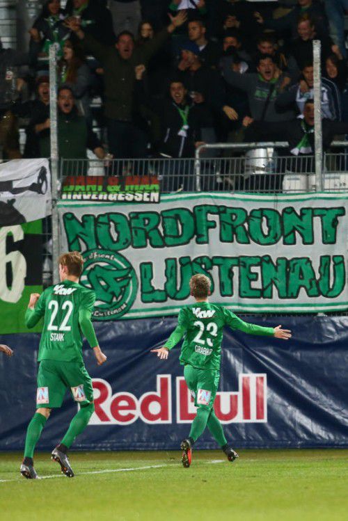 In Liefering erzielte Pius Grabher (rechts) bereits seinen vierten Saison­treffer. Vor den mitgereisten Fans genoss er den Jubel. Fotos: gepa/2