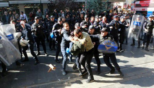 In mehreren Städten, hier etwa in Ankara, gab es Proteste gegen die nächtlichen Festnahmen.  Foto: AFP