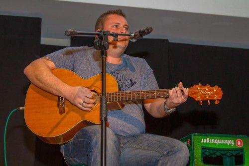 In seinem ersten Soloprogramm, das kürzlich Premiere feierte, skizziert Martin Weinzerl, was ihn beschäftigt und bewegt. Foto: Veranstalter