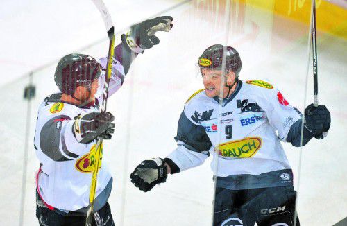 Jamie Arniel (r.) jubelt mit Cody Sylvester über den 2:2-Ausgleich gegen Innsbruck, aber am Ende standen die Bulldogs mit leeren Händen da. Foto: gepa