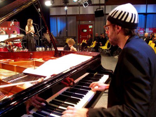 Jazzpianist David Helbock übermittelte mit seiner Musik, u. a. interpretiert von Filippa Gojo, auch ein wichtiges Anliegen.  Foto: Jurmann