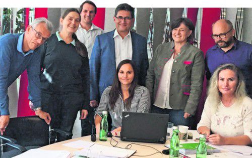 Jury: Josef Burtscher (Energieinstitut), Naturschutzanwältin Katharina Lins, Günter Mair (BSBZ), Juryvorsitzende Gabriele Greußing (Klimabündnis), Christian Rankl und Christian Vögel (Landesregierung), Verena Daum (VN).