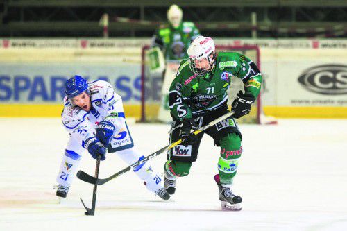 Kai Fässler (r.) wurde stellvertretend für die gute Leistung der jungen Bregenzerwälder als Spieler des Abends ausgezeichnet. Foto: stiplovsek