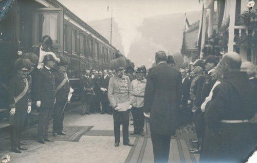 Der Monarch wird am Bahnhof Bregenz empfangen.
