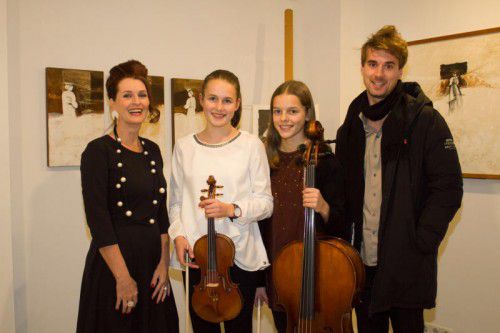 Künstlerin Ulrike Maria Kleber mit den Musikerinnen Cäcilia und Miriam Dorner sowie Sohn Philipp. Fotos: Franc
