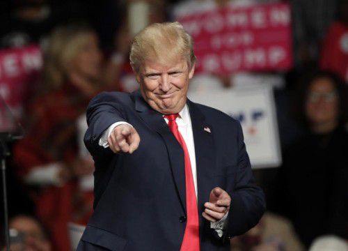 Kurz vor der US-Wahl befindet sich Trump im Aufwind. Allerdings werden auch gegen ihn neue Vorwürfe laut. Foto: AP