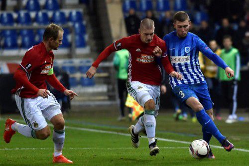 Laufduell zwischen Bojan Nastic (rechts) und dem Rapidler Srdjan Grahovac. Nur Zuseher ist in dieser Szene Rapid-Kapitän Mario Sonnleitner. Foto: Reuters