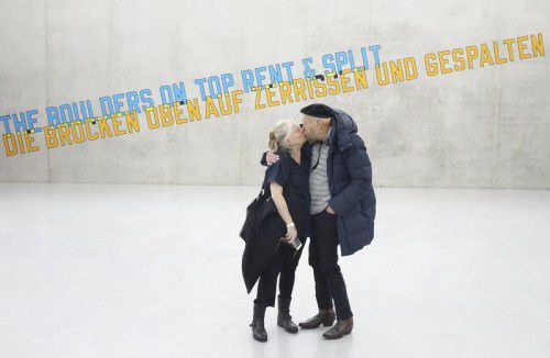 Lawrence Weiner mit seiner Frau Alice vor einer seiner Arbeiten im Kunsthaus Bregenz. Foto: Sagmeister