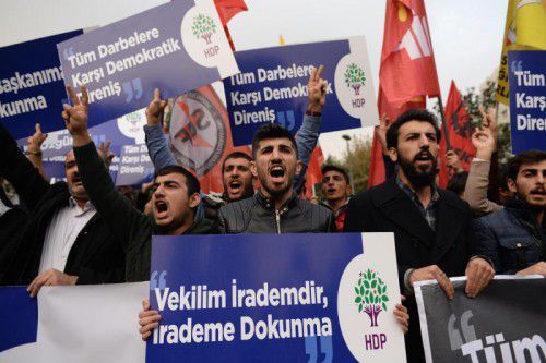 Menschen demonstrieren in Istanbul gegen die Verhaftungen. AFP