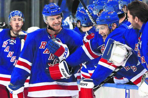Michael Grabner wird von seinen Rangers-Kollegen gefeiert. Foto: ap