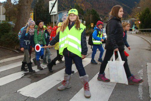 Michelle Steindorfer sperrt die Straße für querende Kinder.