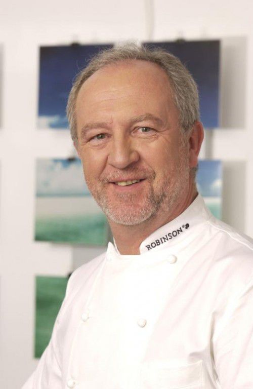 Otto Koch kocht im Robinson Club Alpenrose in Zürs mit Freunden.