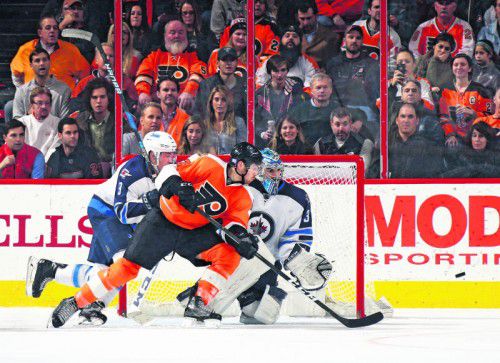 Philadelphia-Stürmer Michael Raffl macht Druck auf das Tor von Winnipeg-Goalie Connor Hellebuyck. Foto: ap