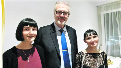 Physiotherapeut Jacek Gorny gemeinsam mit Tochter Barbara und Gattin Krystyna bei der Eröffnung. Foto: Mennel
