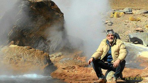 Raoul Schrott in der Atacama-Wüste, in der eines der weltgrößten Teleskope in Bau ist.  Foto: Tifernin Schrott