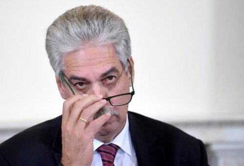 Darf Finanzminister Schelling die Sonderkosten zur Bewältigung der Flüchtlingskrise nicht mehr herausrechnen, wird es eng.  APA