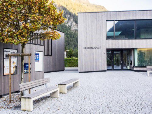 Schon mehrfach ausgezeichnet: das Gemeindamt Lorüns. Foto: MK