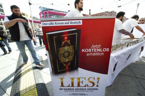 Seit Dienstagfrüh sind die Koranverteilungsaktionen „Lies!“ in Deutschland verboten. In Österreich wird vorerst nur „beobachtet“. Foto: afp