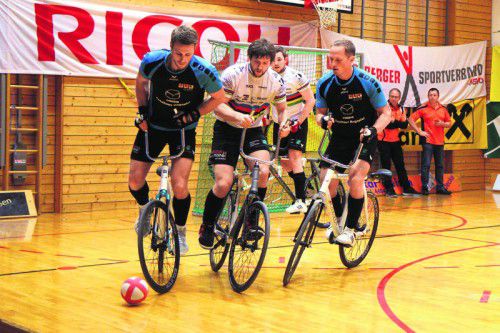 Simon König (l.)/Florian Fischer (dunkle Trikots) setzten sich im Finale gegen Markus Bröll/Patrick Schnetzer mit 5:4 durch. Foto: Schwämmle
