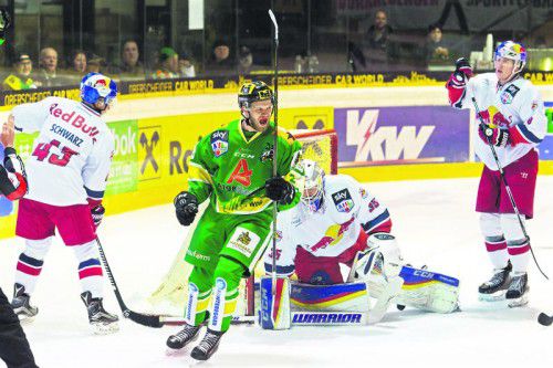 Stefan Hrdina jubelt nach der 2:1-Führung gegen Salzburg – der Verteidiger trug sich gleich zwei Mal in die Torschützenliste ein. Foto: Stiplovsek