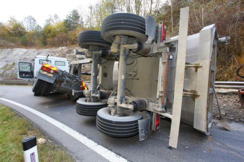 Stundenlange Verkehrsbehinderungen und Staus wurden durch den umgekippten Lkw-Anhänger verursacht. Foto: VN/hofmeister