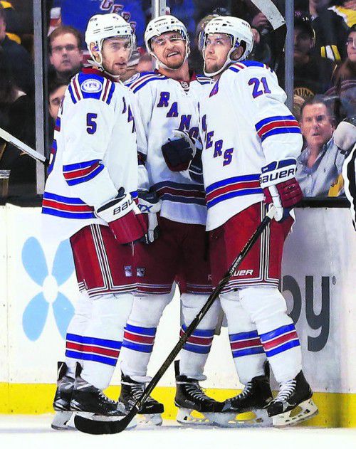 Torfeier: Dan Girardi, Michael Grabner, Derek Stepan. Foto: ap
