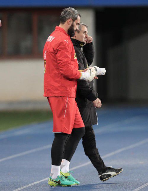 Torhüter Ramazan Özcan, im Bild mit Teamchef Marcel Koller, wird heute in Wien sein Pflichtspieldebüt von Beginn an feiern. Foto: gepa