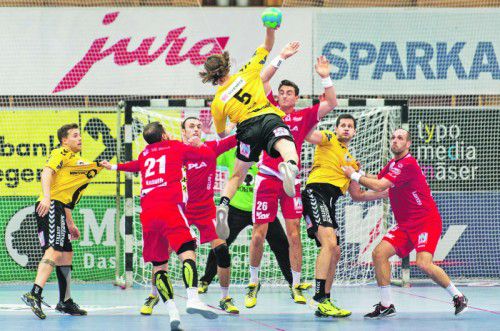 Trainersohn Amadeus Hedin (mit Ball) und sein Landsmann Tobias Warvne erzielten beim 23:22-Derbyerfolg über Hard je sechs Treffer. Foto: VN/STiplovsek