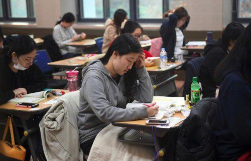 Über 600.000 Schüler haben am Donnerstag in Südkorea ihre Hochschul-Aufnahmeprüfung abgelegt. Foto: AFP