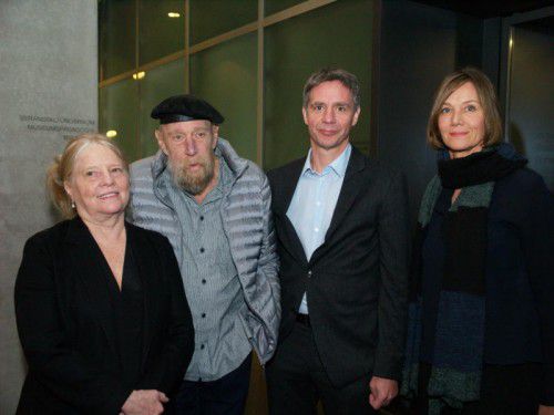 V. l.: Alice und Lawrence Weiner, Kub Dir. Thomas D. Trummer und Franca Hörnschemeyer. foto: sigrid juen
