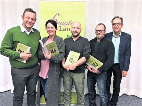 Verleger Hubert Krenn mit den Autoren Christina Benz und Oliver Huber sowie Fotograf Tom Benz und Günter Wohlgenannt (Das Buch).  Fotos: tag