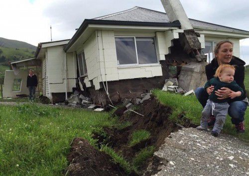 Viele Bewohner stehen wie hier in Kaikoura an der Ostküste der Südinsel vor zerstörten Häusern. Foto: AFP