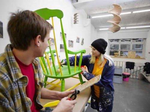 Vor der Ausstellungs-Eröffnung wurde fleißig gebastelt. Foto: veranstalter