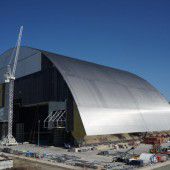 Riesiger Sarkophag für Atomruine Tschernobyl