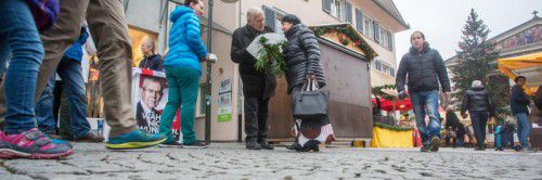 Weihnachtliches mobilisieren: In Dornbirn "hoffen und beten" einige Passanten, dass Alexander Van der Bellen Präsident wird.