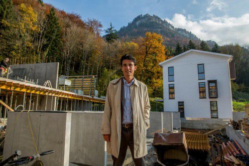 Wilfried Hefel auf der Baustelle in Dornbirn Mühlebach. Eines der Häuser ist bereits im Endspurt.  VN/Paulitsch